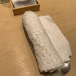 鮨 由う - おしぼり