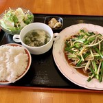 中華料理 龍江 - ニラもやし炒め定食セット。
このセットにゴマ団子も付く。