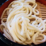 Marugame Seimen - こんな感じで盛られました。私が散らかしたわけではありません。