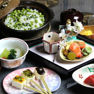 献立も、器も月替わりの昼懐石。旬の馳走をリーズナブルに頂く