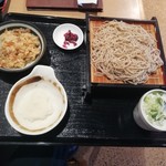 石臼挽二八打 まるきそば - おろしせいろそば並550円と季節の炊き込みご飯310円。税込総額928円でした。