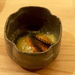むろい - 先付：玉蜀黍豆腐・紅おくら・雲丹・海ブドウ