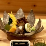 むろい - 向付：生鱧・鰹藁炙り焼きに蔓菜・梅ゼリー・コリンキー・酢橘を添えて