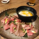 地下だけど入ったら雰囲気が良くて料理人がしっかり食事を作ってお酒もたくさんあって楽しいお店。ごんべえ - 