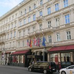 Café Sacher - ”Hotel Sacher”の朝外観。