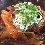 h Matsuya Saketen - 肉豆腐といえば他の具材はしらたき、葱が思い浮かぶが玉葱。味も甘辛ですき焼き風。