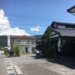 Ramemmaru - 看板から70m(書いてあった)。
                        
                        11:34だけど、駐車場に車無いな・・・
                        
                        月曜だし、俺がポールポジションなのかな？？？
                        
                        あーーー腹減ったーーーー(@_@)
                        
                        
                        
                        
                        