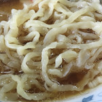 手打麺 笑くぼ - 平打ち縮れ麺アップ