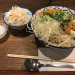 Bankokugaden - 本日の日替わりランチ、イサンカオソーイ 900円。