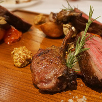 Roji銀 - くまもとあか牛フィレ肉と骨付き仔羊ロースの炭火焼き。