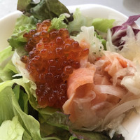 Dining & Bar TENQOO - 朝食ビュッフェ２８００円。レタス、サーモンマリネ、いくら。大好物のスモークサーモンに加えて、いくら食べ放題！  とても美味しくいただきました（╹◡╹）