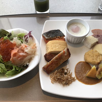 Dining & Bar TENQOO - 朝食ビュッフェ２８００円。第二弾。右のお皿にある揚げ物は、チキンナゲットです。唐揚げよりもさっぱりして朝食には合うかもしれません。私は朝から唐揚げ派ですが（笑）