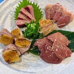 Honki Sumibiyaki Tori Kizashi - 鳥刺し4種盛り(もも炙り・砂肝・ハツ・レバー)