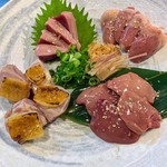 本気炭火焼鶏 きざし - 鳥刺し4種盛り(もも炙り・砂肝・ハツ・レバー)