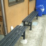 とんかつとカツカレーの店 キセキ食堂 - 外待ち用にベンチがあるんですけど、炎天下や雨天の日は、厳しいな～