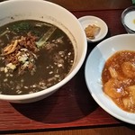 yaesufu-ron - Aセット 週替わり麺（黒胡麻坦々麺）、主菜A（エビとイカのチリソース）980円 ♪