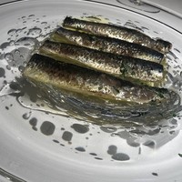 TexturA - 鰯。千葉県で水揚げされたイワシのマリネ。鰯の姿がまるまる現れた意表を突いた一品。