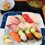 さかな屋 撰鮮 - 握り寿司 北前 2000円 お味噌汁と切り干し大根付き