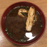 Guriru Nyu- Kotobuki - 赤だし シジミは入っていなかったが
                        シジミの出汁の味がしたのは気のせいだろうか？
                        揚げは煮てなくそのままトッピング。