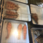 横山商店 - 魚のショーケース