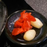 とんかつとカツカレーの店 キセキ食堂 - らっきょと紅ショウガをど～ぞ