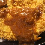 とんかつとカツカレーの店 キセキ食堂 - ３切れめは、もちろんカレーを掛けて……