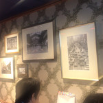 カレー専門店 クラウンエース 上野店 - 昭和の上野の写真が飾られている…