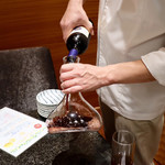 桔梗苑 - オーナー自らデキャンタージュ