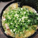 しっかりとした海苔は３枚、チャーシューは燻製香の弱い豚肩ロースが３枚、部位は不明ながら、ほろほろの煮豚が２枚、茹でたほうれん草沢山、万能ねぎ(＋１２０円)も沢山。