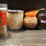 家系ラーメン クックら - 卓上にはにんにく４種類込みで１０種類の調味料。刻み生姜がおすすめ。