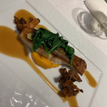 ラ・ファソン 古賀 - 鱸のポワレ山葵風味 バターナッツのピューレ、ジロール茸、ツルムラサキ、アルベールソース 魚を出汁をベースとしたソース。ツルムラサキが鮮やかな緑色。バターナッツカボチャの甘さも合う。 火入れがいい。