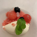 ラ・ファソン 古賀 - 小玉スイカのグラニテ ブルーベリー、タピオカ ＆ 発酵バターミルクのアイス バター感はあまりありません さっぱりとしたアイス。スイカのグラニテがさわやか。