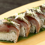 Sanchokuaozakanasemmonikebukuromikuriya - 炙り〆鯖の棒寿司