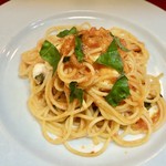 Spaghetti with fresh tomatoes, mozzarella and basil