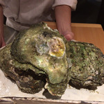 室町 和久傳 - 巨大牡蠣