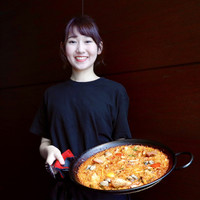 バル デ エスパーニャ ムイ 名古屋ミッドランド店 - パエジャの登場