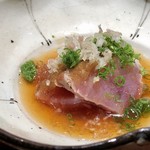 菊鮨 - ＊軽く炙ったやいと鰹は香ばしさが加味され美味しいですし、玉葱ダレの味わいが秀逸。