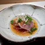 菊鮨 - やいと鰹、玉葱しょうゆだれで。お腹にお灸をしたような黒い斑点模様があるので、この名称が付いたそう