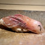 菊鮨 - 鯵（づけで）・・鯵自体もいい味わいですけれど、ほんのり効かせた生姜の風味がよく合います。