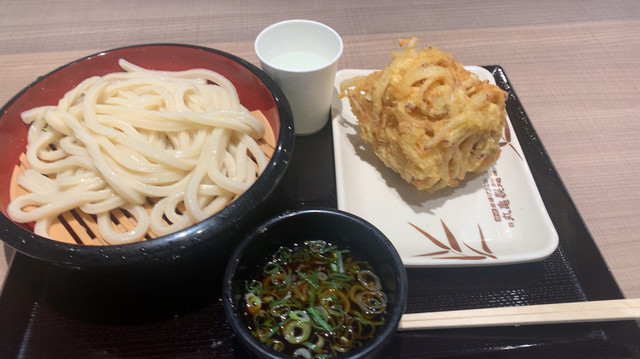 ざるうどんと ホタテのかき揚げ天ぷらをいただきました 370円 クーポンで50円引 By おいしそうですね 丸亀製麺 心斎橋opa店 心斎橋 うどん 食べログ