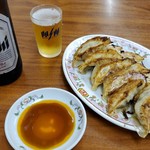 餃子の王将 - 餃子220円×2人前+アサヒスーパードライ大瓶480円（いずれも税別）