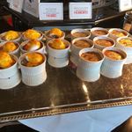 ガーデンラウンジ - ポークパストラミのエッグベネディクト