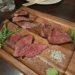 熟成肉バル 神保町style - 和牛三種食べ比べ
静岡、仙台、薩摩牛がきました。本日の牛三種より肉質がしっとりしていましたが、脂っこい肉や、顎が疲れる肉でちょっと残念でした。