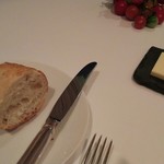 レストラン・モリエール - バゲットはかなり熱々の状態で提供されます。