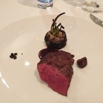 レストラン・モリエール - 十勝牛はミディアムレアで。赤株は外がサクッと中身がジューシーに。