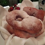 レストラン・モリエール - この熱々のドーナッツをミルクのアイスクリームと一緒に食べると美味しいそう。道理でここまでの料理のボリュームが控え目な筈だ！