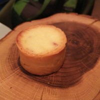 レストラン・モリエール - 玉葱のタルト。タルト生地を指で皿へ運び、熱々のタルトを注意深く味わいます。