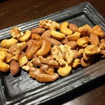 koshitsutosofanokunseinikudainingugaga - 燻製ナッツ