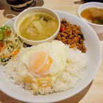 ラックタイ 池袋東口サンシャイン通り店 - ガパオとグリーンカレー(ライス大盛)ランチセット