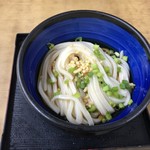 日の出製麺所 - ネギと天玉かけてぶっかけのだしを注入